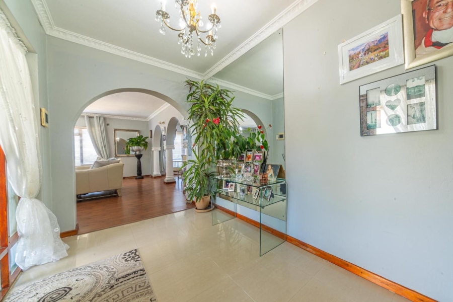 To Let 5 Bedroom Property for Rent in Loevenstein Western Cape